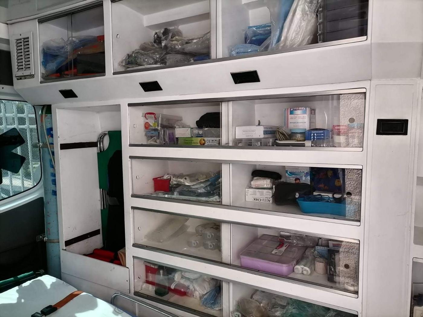 Gabinetes con material de curación e insumos