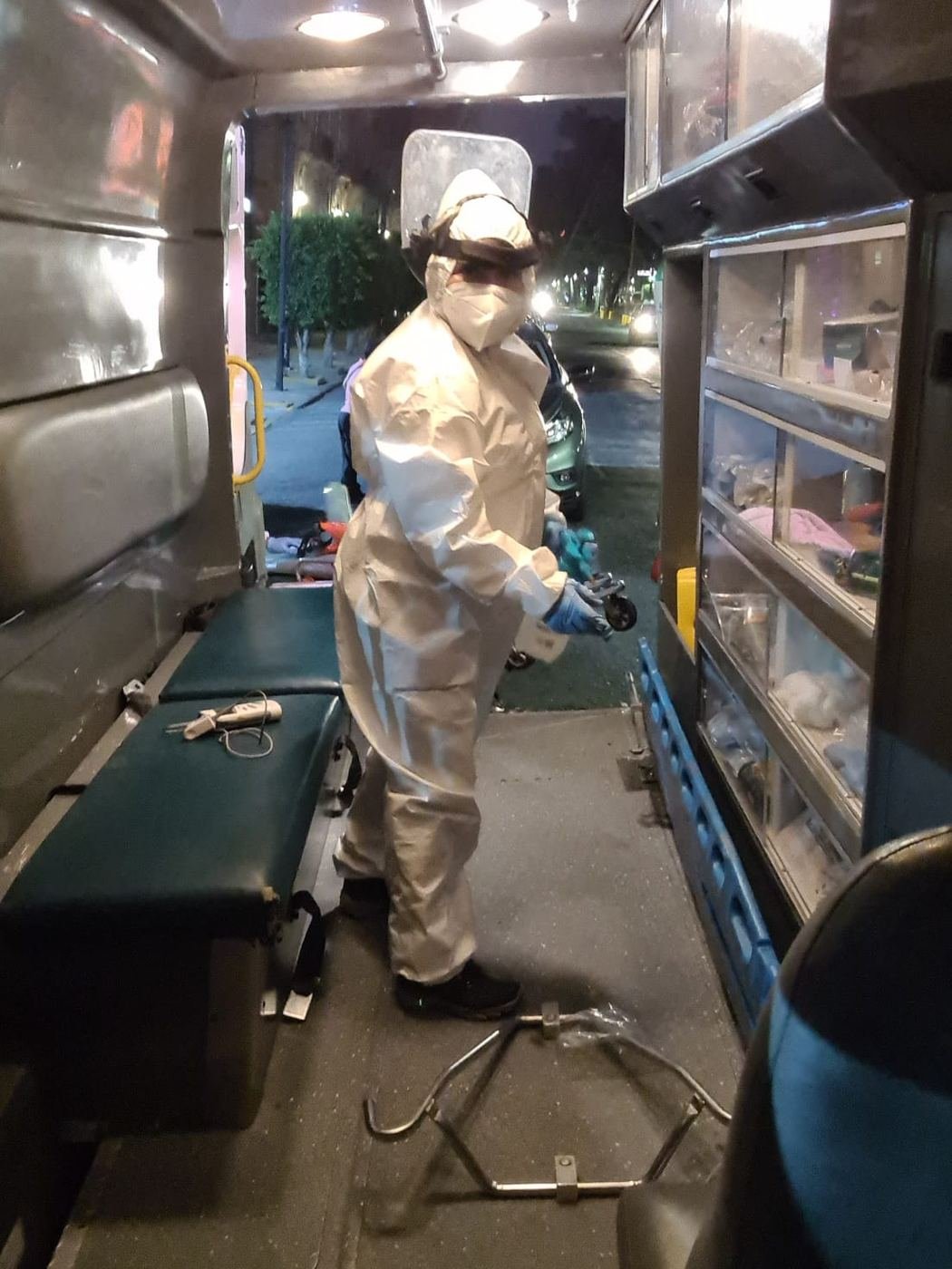 Sanitización de la unidad con equipo de protección completo